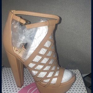 Size 6.5 tan strappy heels